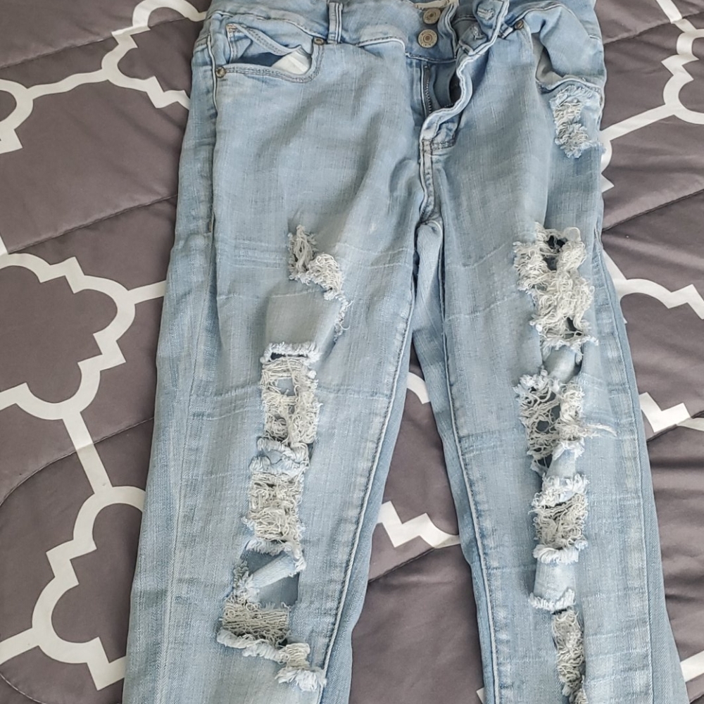 Extreme ripped jeans